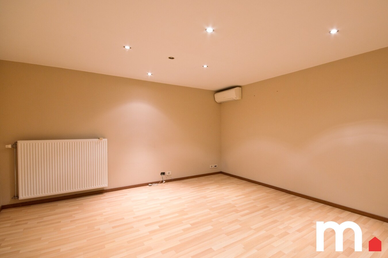 Villa met binnenzwembad, sauna en praktijkruimte (160m2) te Kuurne ! 