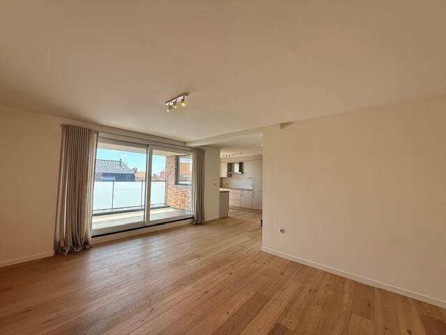 Luxe duplexappartement te huur in het hart van Maaseik, met lift, 2 slaapkamers en 2 terrassen. 