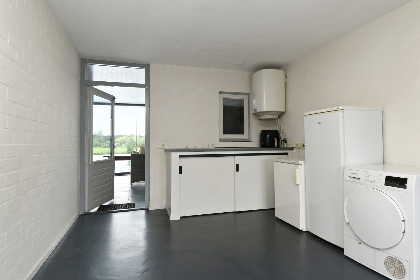 Fraai gelegen halfvrijstaande woning in hartje Kessel met vier slaapkamers, souterrain, inpandige garage, tuinkamer, zwembad en prachtig uitzicht over de Maas 