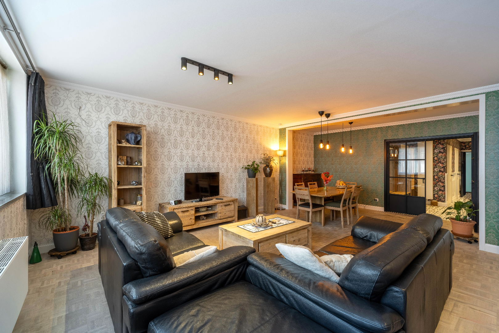 Instapklaar gelijkvloers appartement met tuin en parking in Sint-Amandsberg 