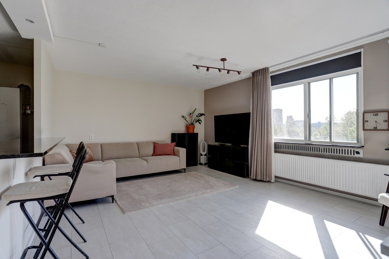 Zonder klussen te betrekken dit 2-kamer appartement op de 4e verdieping met zonnig balkon, moderne badkamer, 1 slaapkamer en berging in de onderbouw! 
