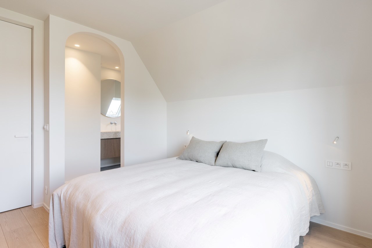 Cette magnifique maison individuelle rénovée avec une allée située dans un quartier calme à Knokke, offre tout ce dont vous avez besoin pour vivre confortablement. 