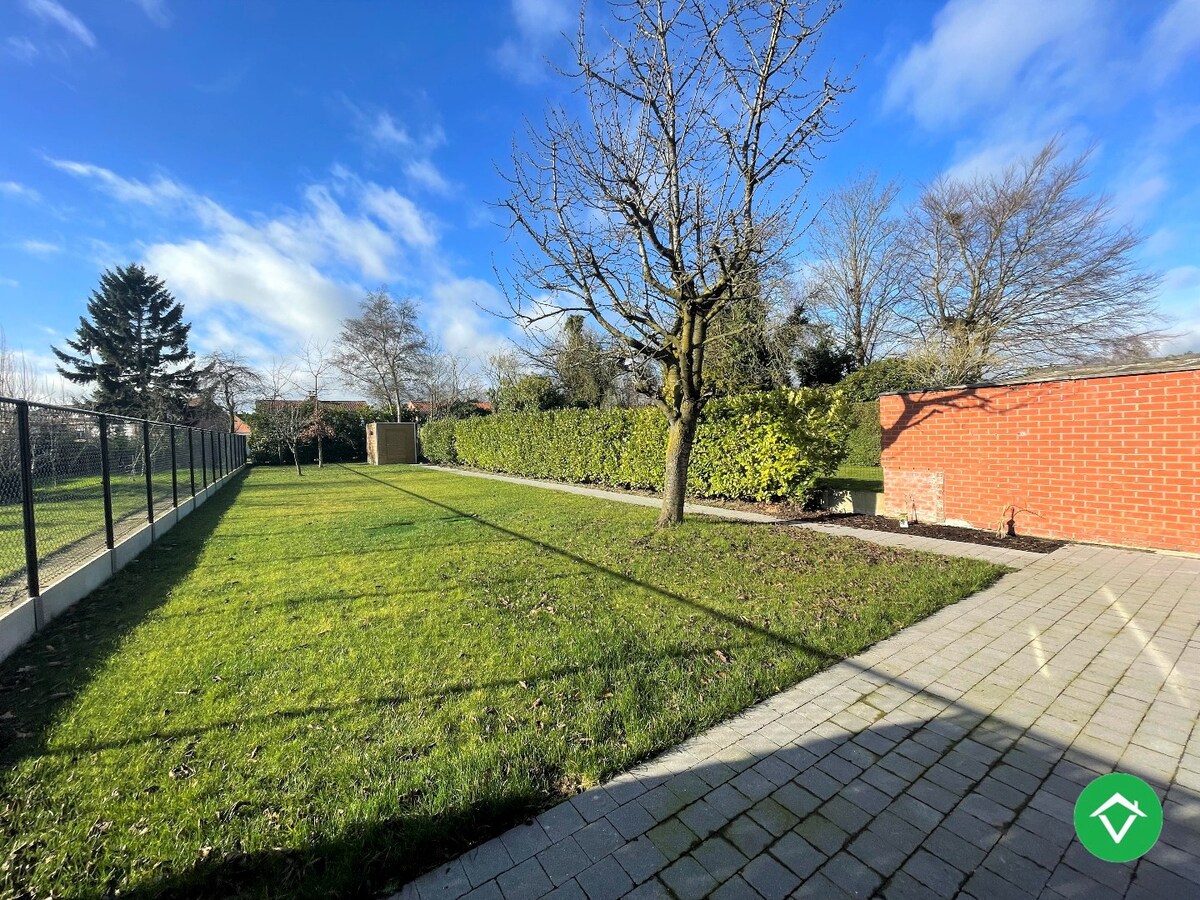 Ruime, gerenoveerde woning met twee slaapkamers te Roeselare 