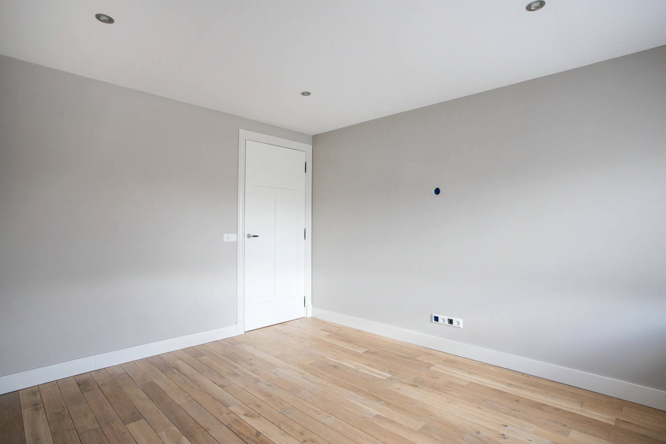 Vrijstaande, instapklare eengezinswoning met garage en carport afgewerkt in landelijke stijl. 