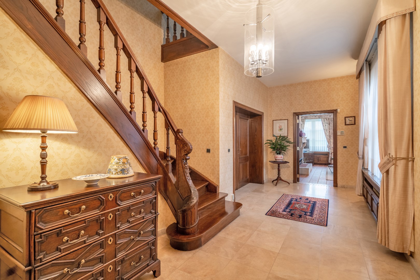 Inkomhal met toilet en vestiaireruimte