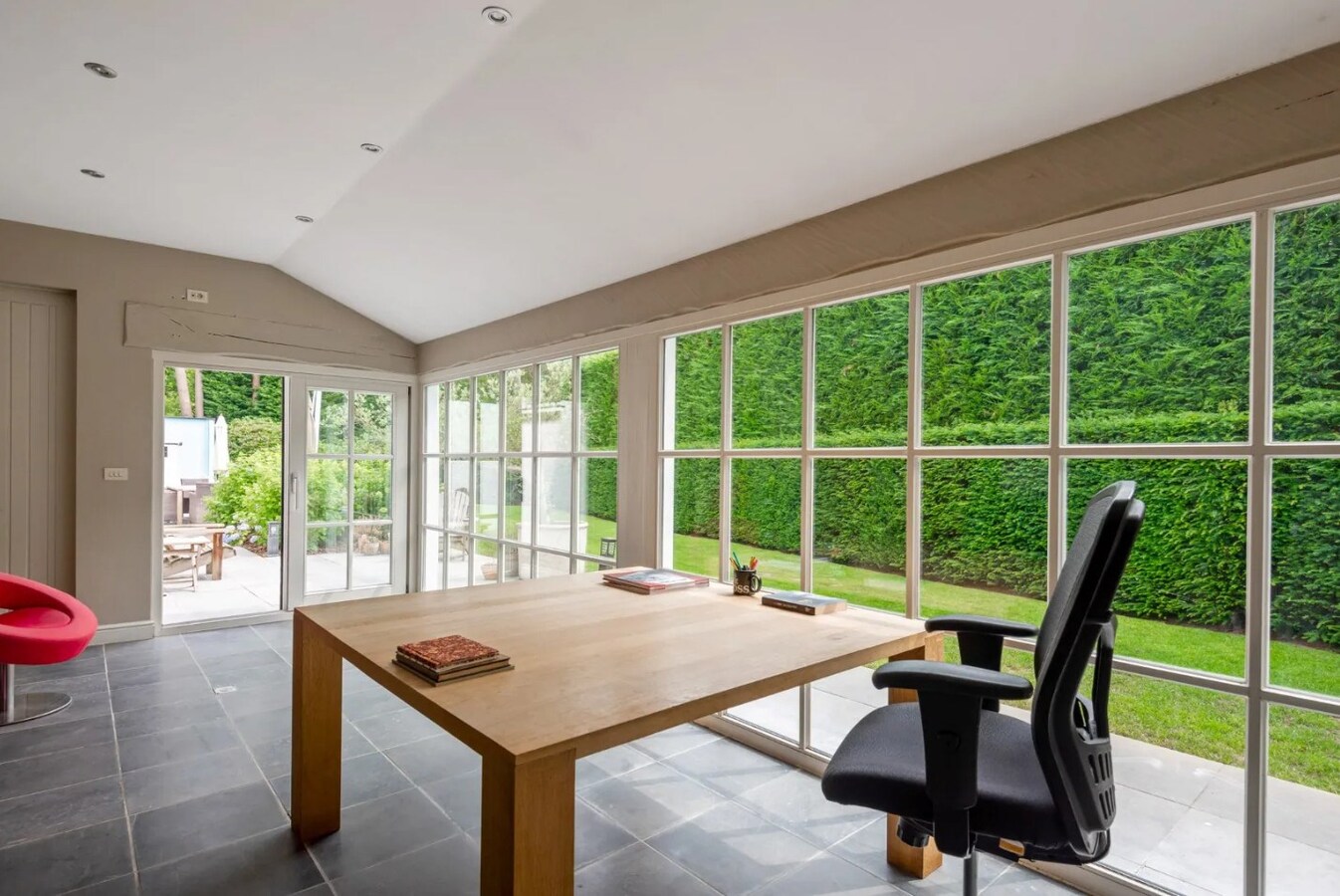 Prachtig gelegen villa met zwembad en poolhouse op een perceel van 1.907 m² in Koningshof te Schoten. 