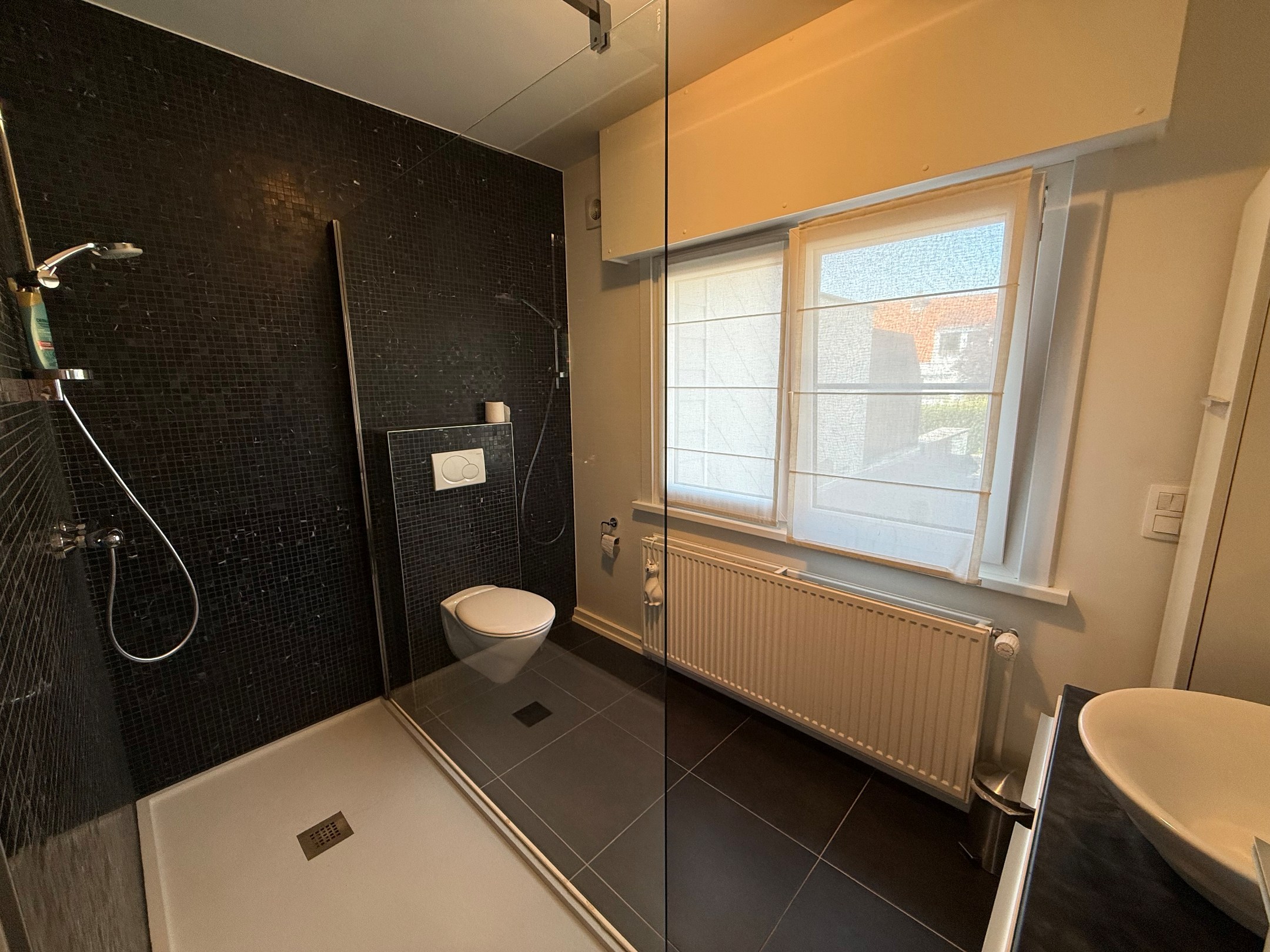 Non meublé - Maison bien entretenue avec trois chambres située dans le vieux Knokke, à distance de marche du centre commercial de Knokke et du Zoute. 
