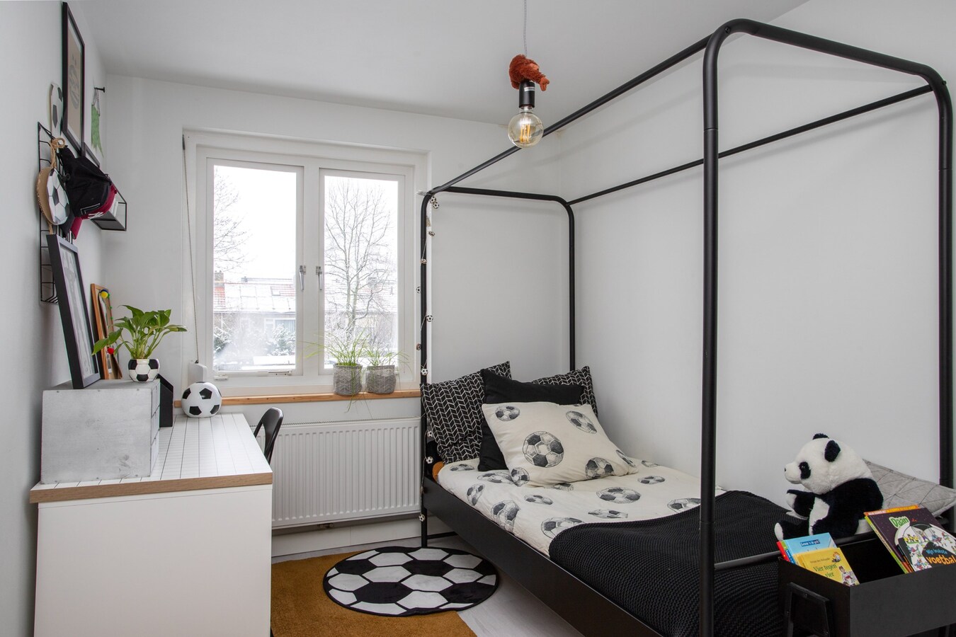 Zeer ruim halfvrijstaand woonhuis met aanpandige garage/berging en hobbyruimte/mantelzorgwoning. 