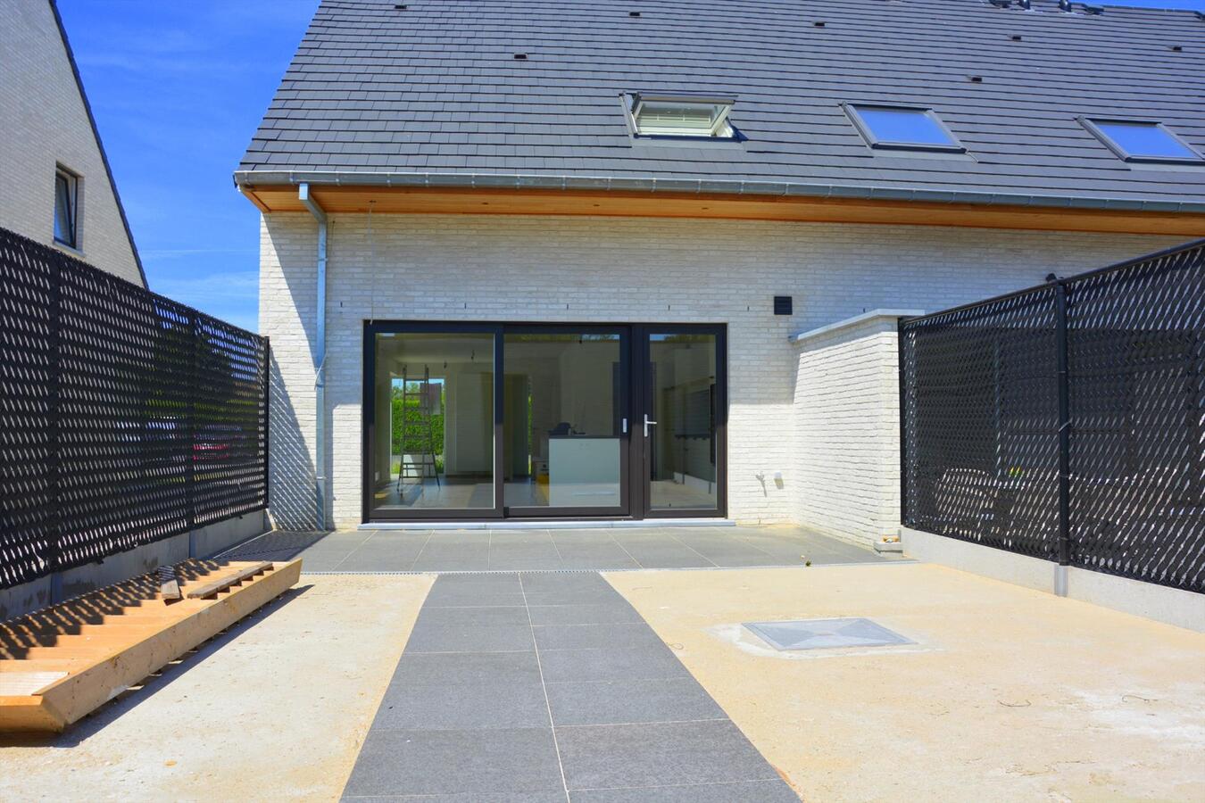 Half-open nieuwbouwwoning met zonnige tuin 