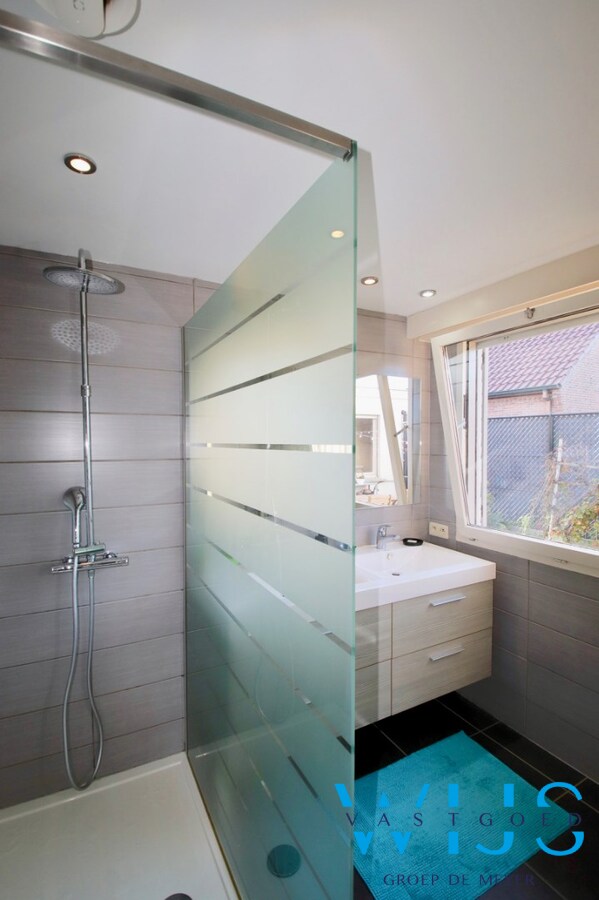 Ruime bungalow in een rustige woonwijk te Lovendegem ! 