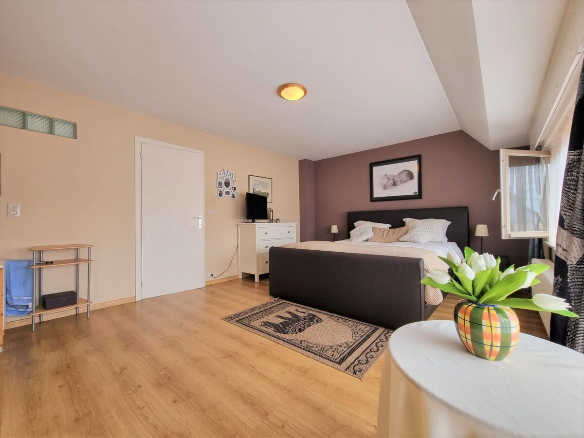 Ruime woning gelegen in een zeer rustige, residentiële woonwijk te Knokke-Heist 