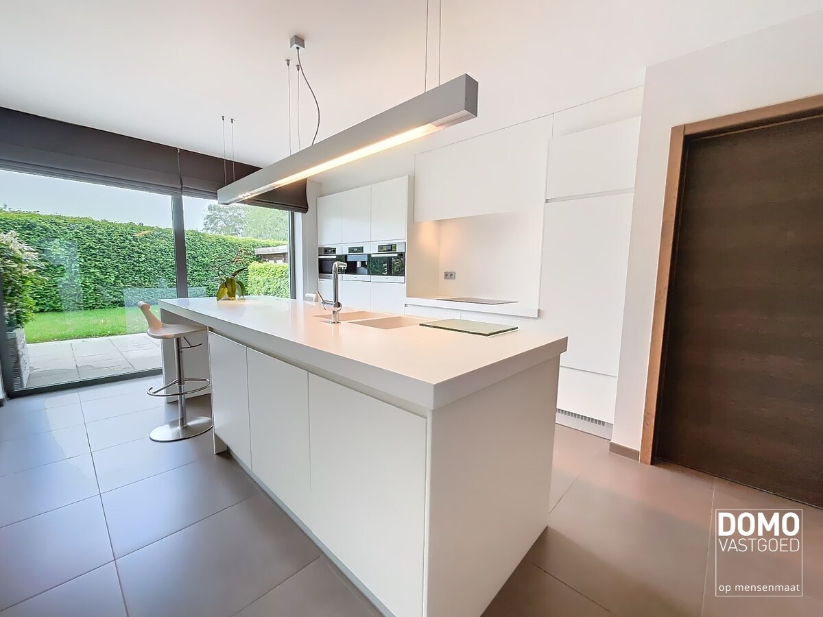 MODERNE OPEN BEBOUWING MET TUIN, INPANDIGE GARAGE EN 2 SLAAPKAMERS TE STOKROOIE 