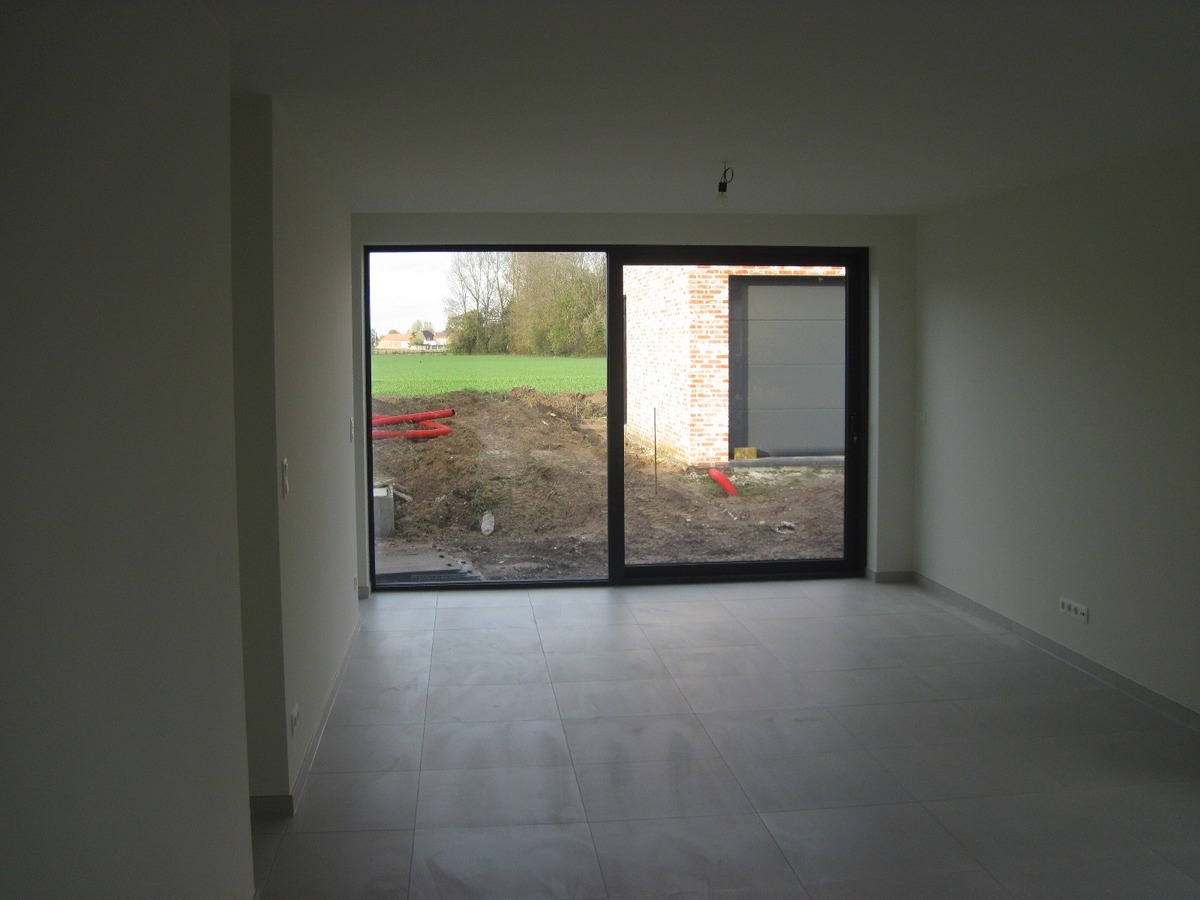 Splinternieuw ruim gelijkvloers appartement. 