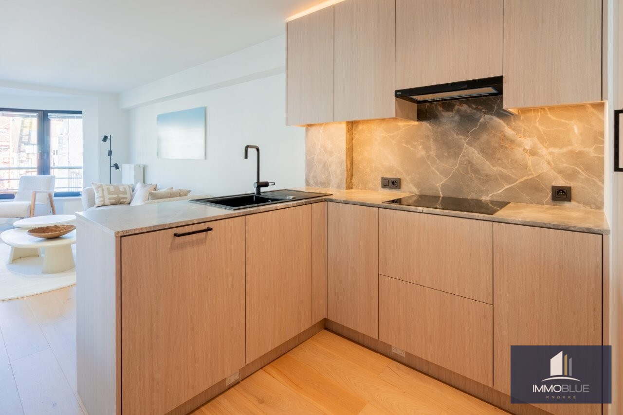 Volledig gerenoveerd, lichtrijk appartement gelegen in een kleine residentie. 