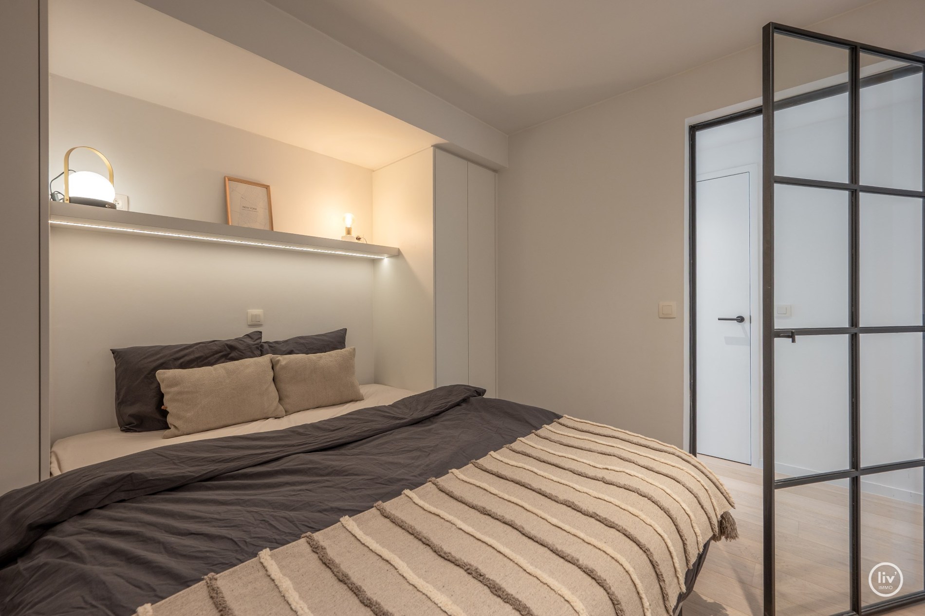 Prachtig gerenoveerd 2 slaapkamerappartement op een topligging in een zijstraat van de Kustlaan te Knokke. 