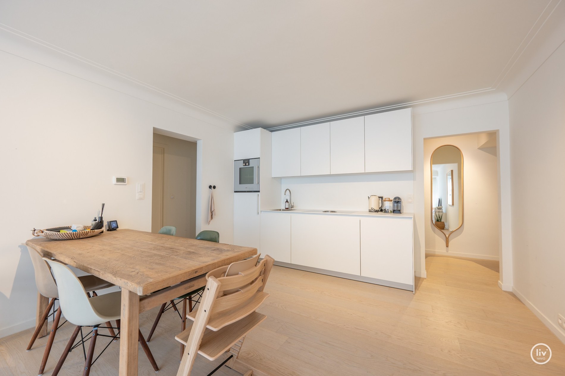 Mooi gerenoveerd appartement met 3 slaapkamers gelegen vlakbij de Kustlaan te Knokke. 