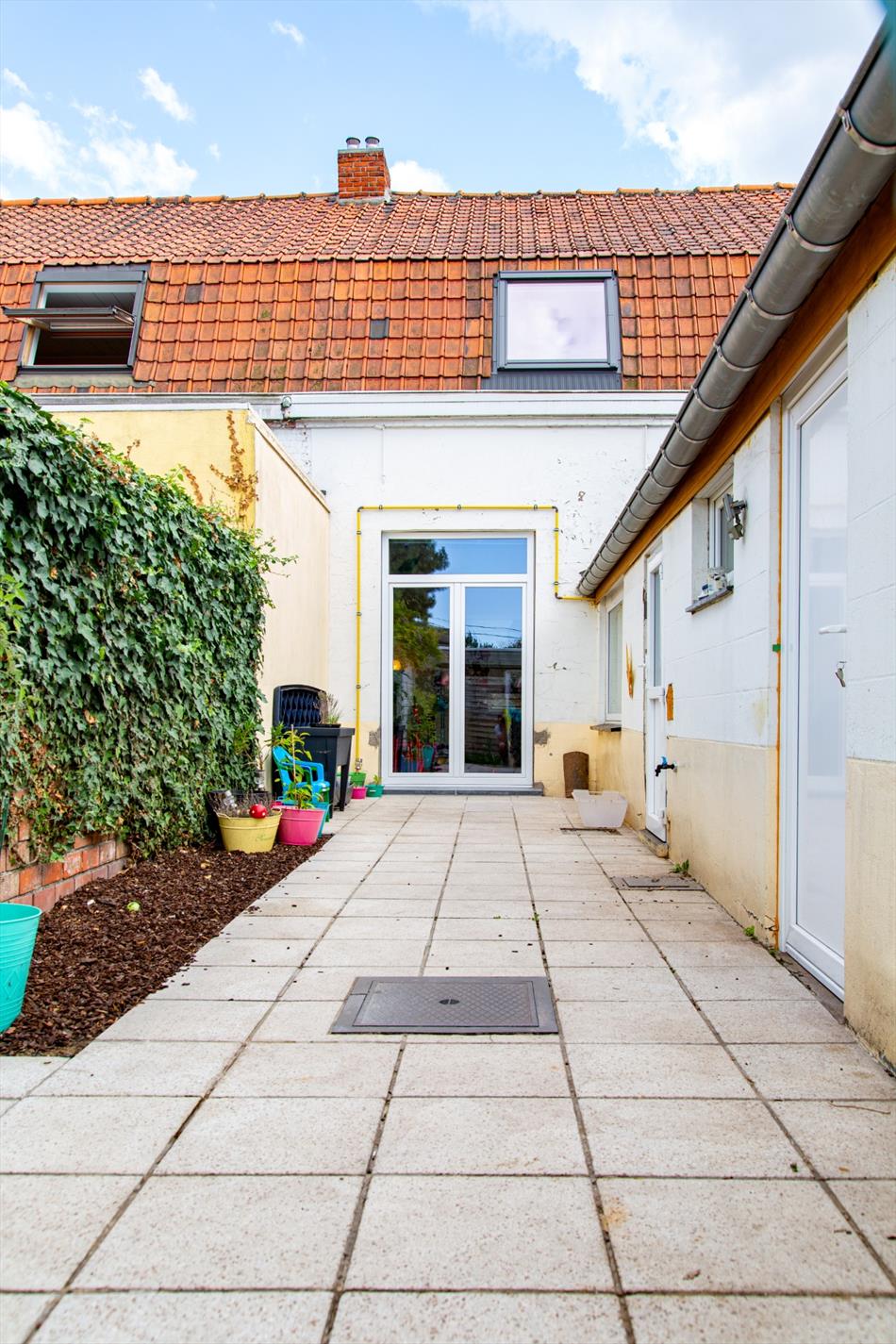 Gerenoveerde rijwoning met 2 slpks en koer te Zelzate 