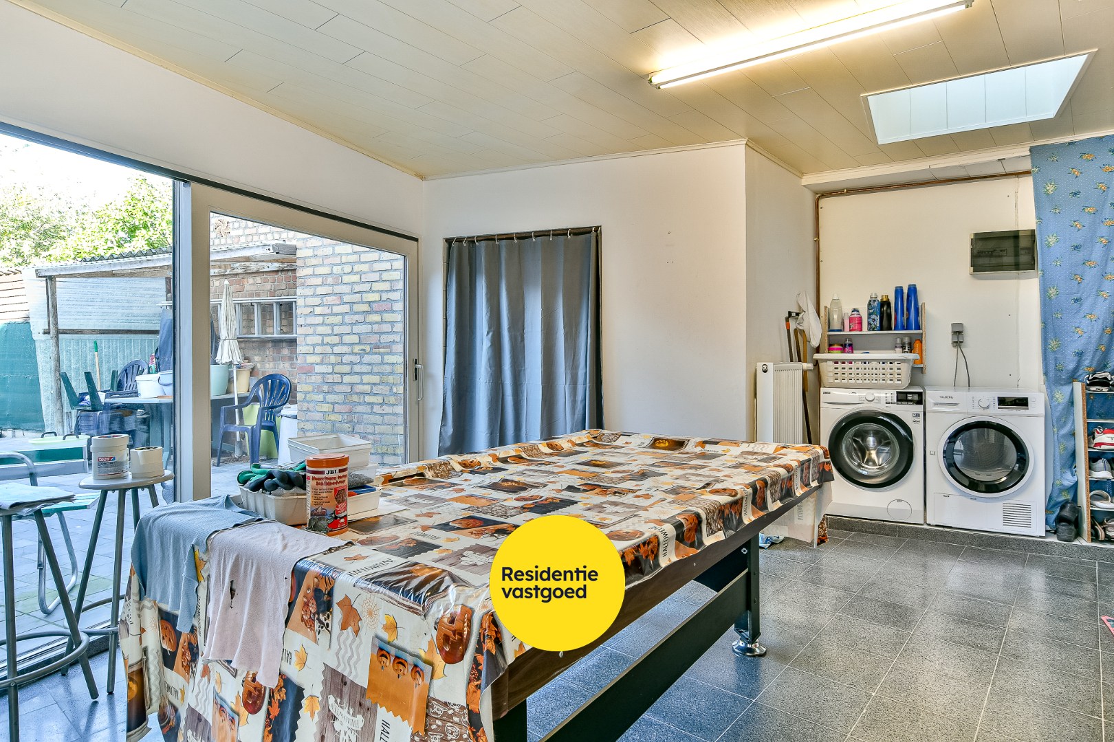 Halfopen woning met drie slaapkamers, tuin en garage 