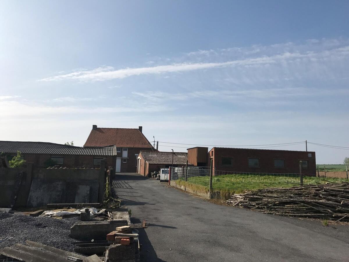 Charmante hoeve met aanhorigheden op idyllische ligging 