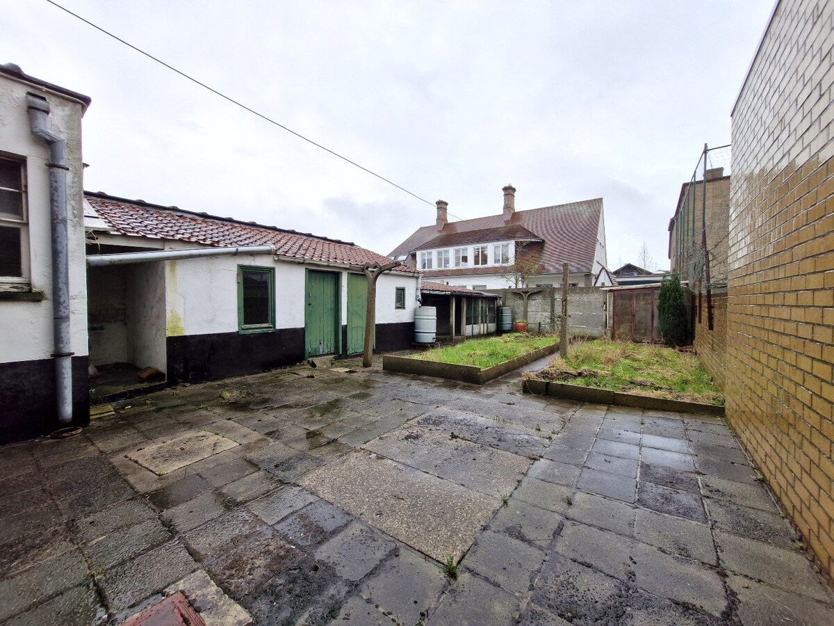 Te renoveren volumineuze gezinswoning met diepe garage in het hart van Knokke. 