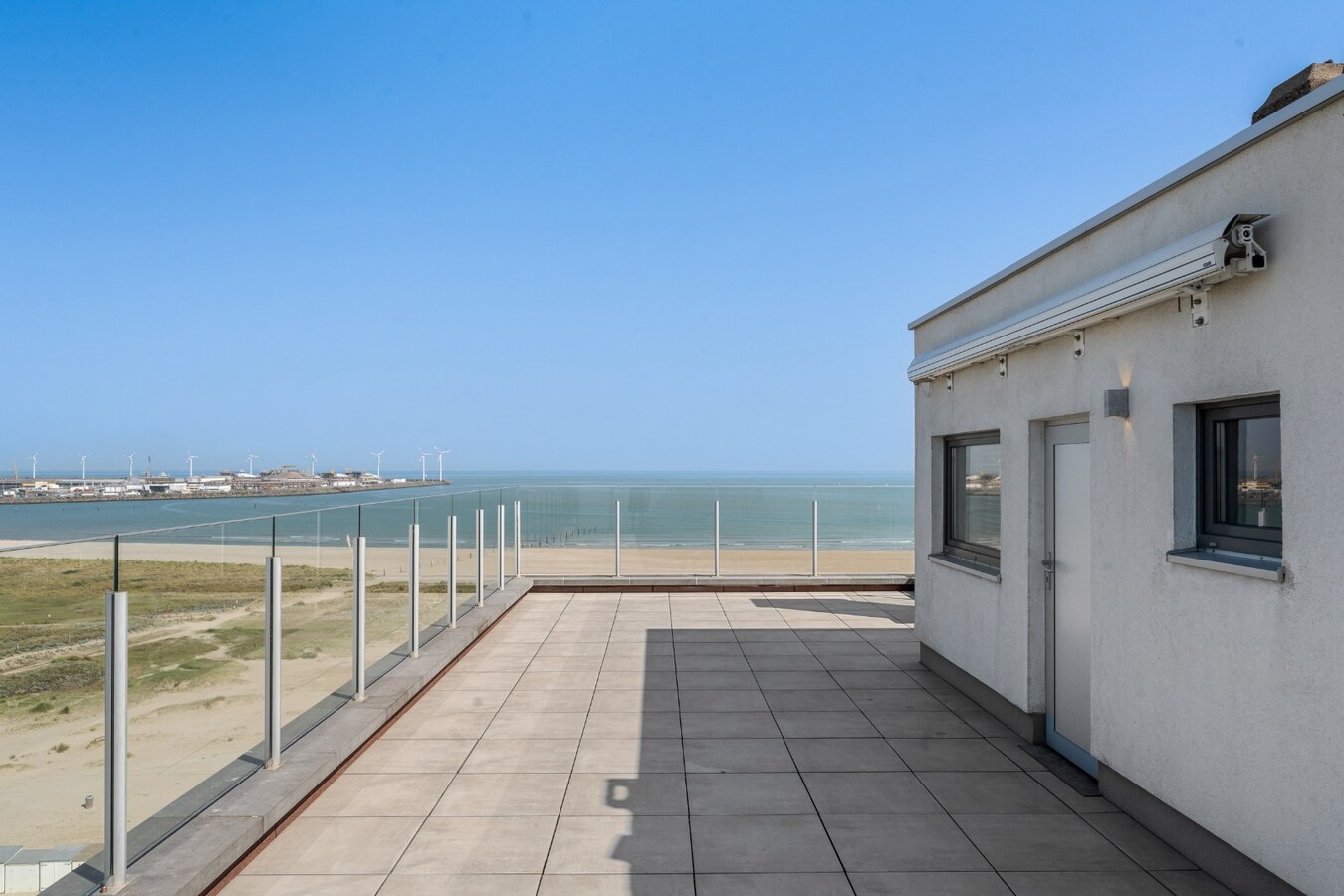 Exclusief hoekpenthouse met uitzonderlijk zeezicht en riant zonneterras in Heist. 