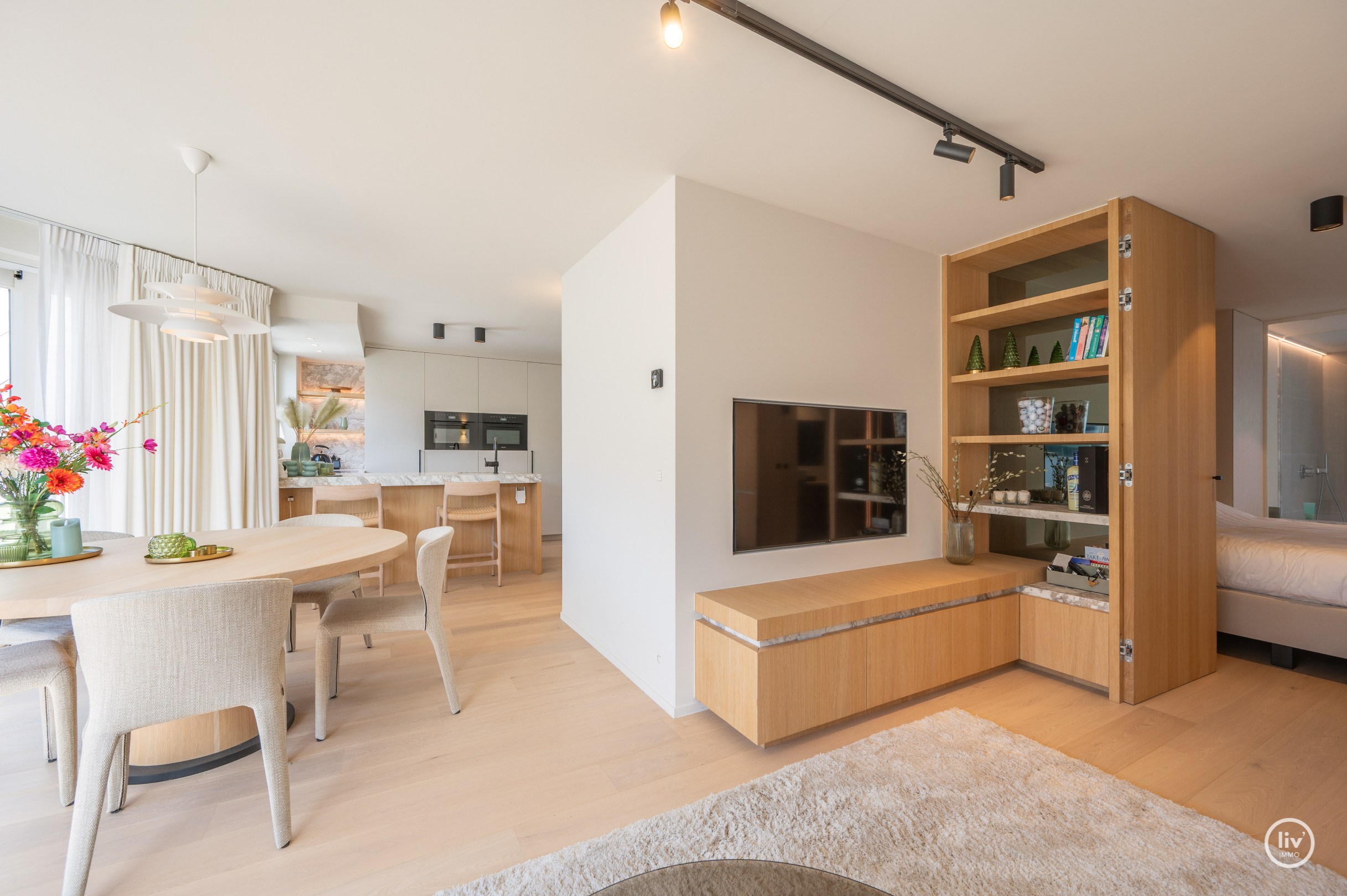 Parchtig afgewerkte penthouse met magnifieke terrassen van +/-40m2 en 3 ruime slaapkamers te Leopoldlaan gelegen. 