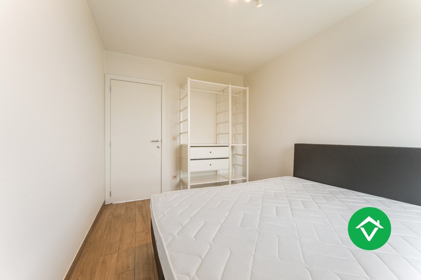 Recent, instapklaar appartement met één slaapkamer, ruim terras en autostaanplaats te Roeselare 