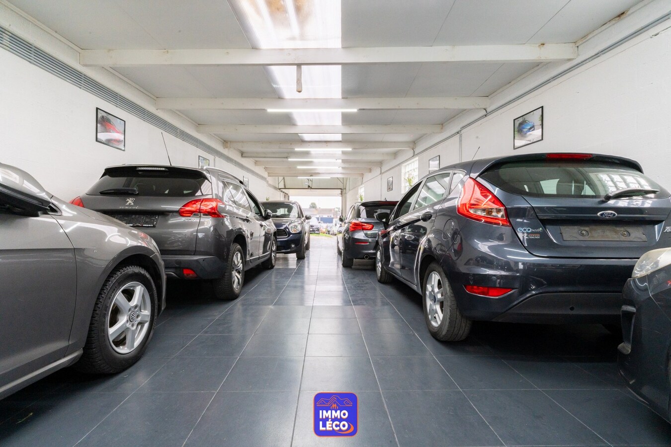 3 façades rénovée avec garage, parking 2voit. et grand entrepôt attenant ! 