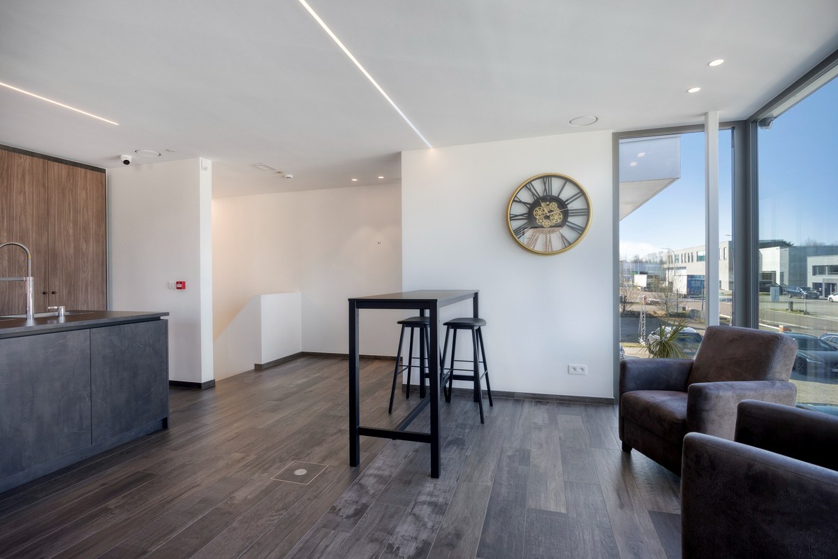 Grondig gerenoveerd KMO gebouw met magazijn en kantoorruimtes in Heverlee op een perceel van 11a19ca! – EPC -22,65 kWh/m² 