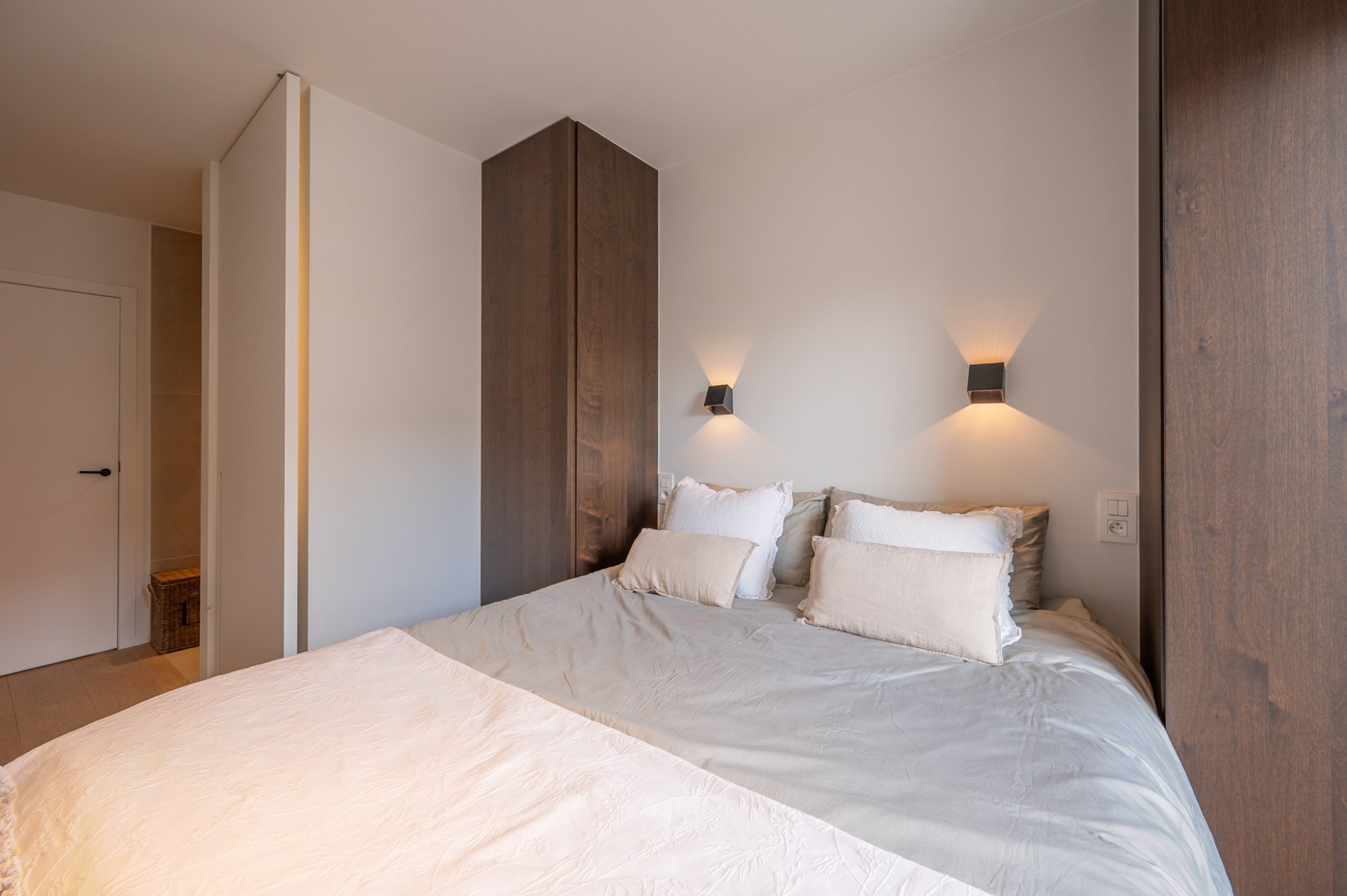 Luxueus volledig gerenoveerd 3 slaapkamer appartement te Parmentierlaan gelegen nabij de Zeedijk. 
