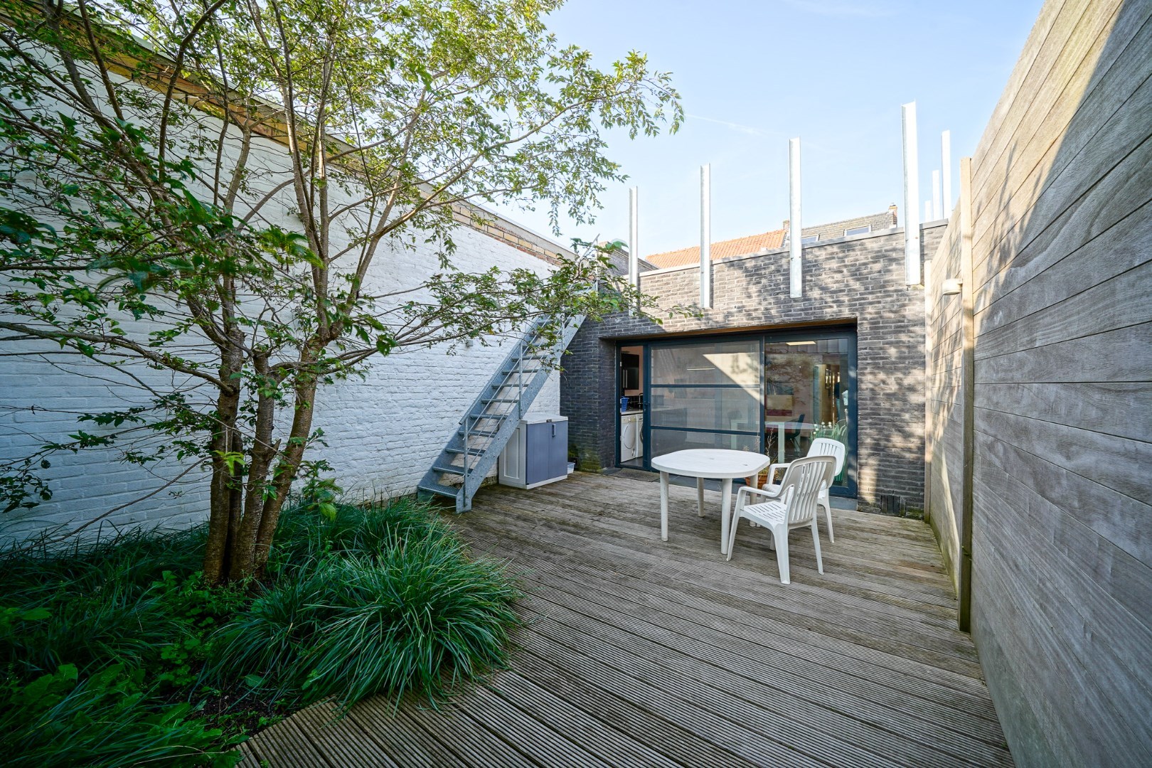 Ruime eengezinswoning in centrum Oudenburg met handelsruimte op gelijkvloers. 