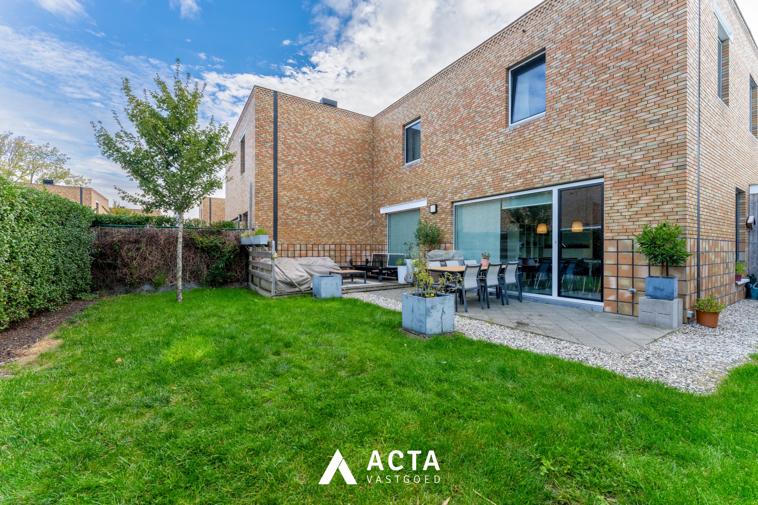 Instapklare halfopen gezinswoning in Baanhof in Oostende 