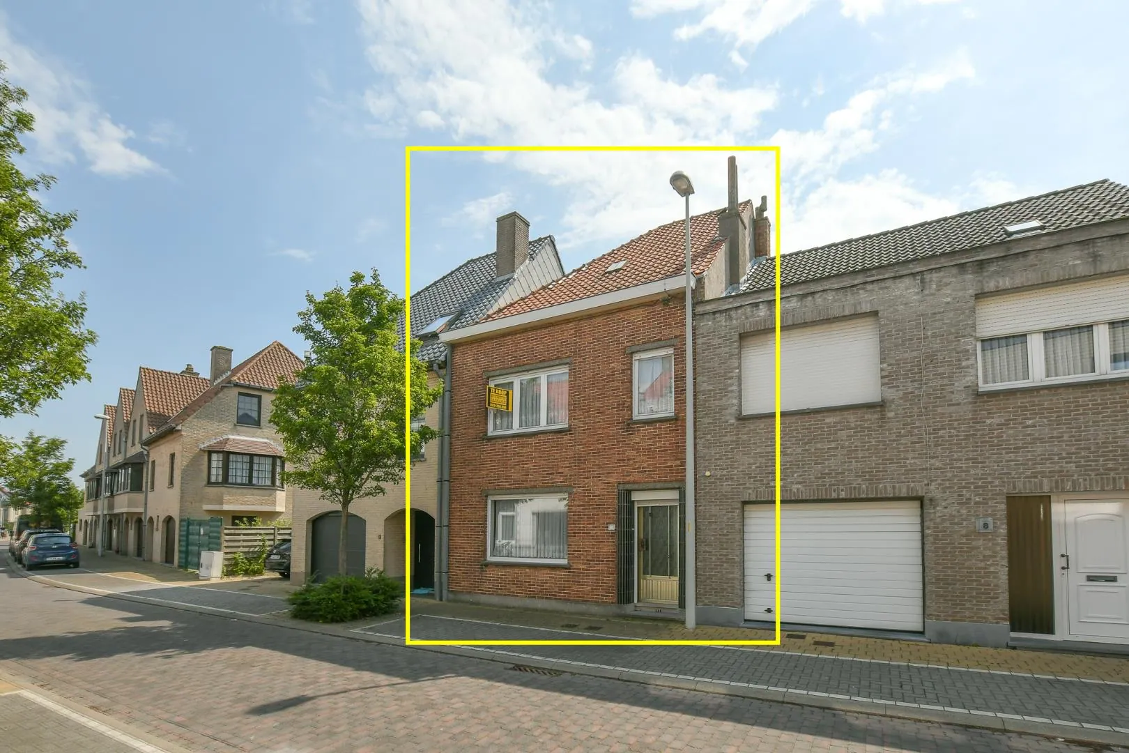 Goedgelegen op te frissen woning te Bredene met 4 slaapkamers en koer