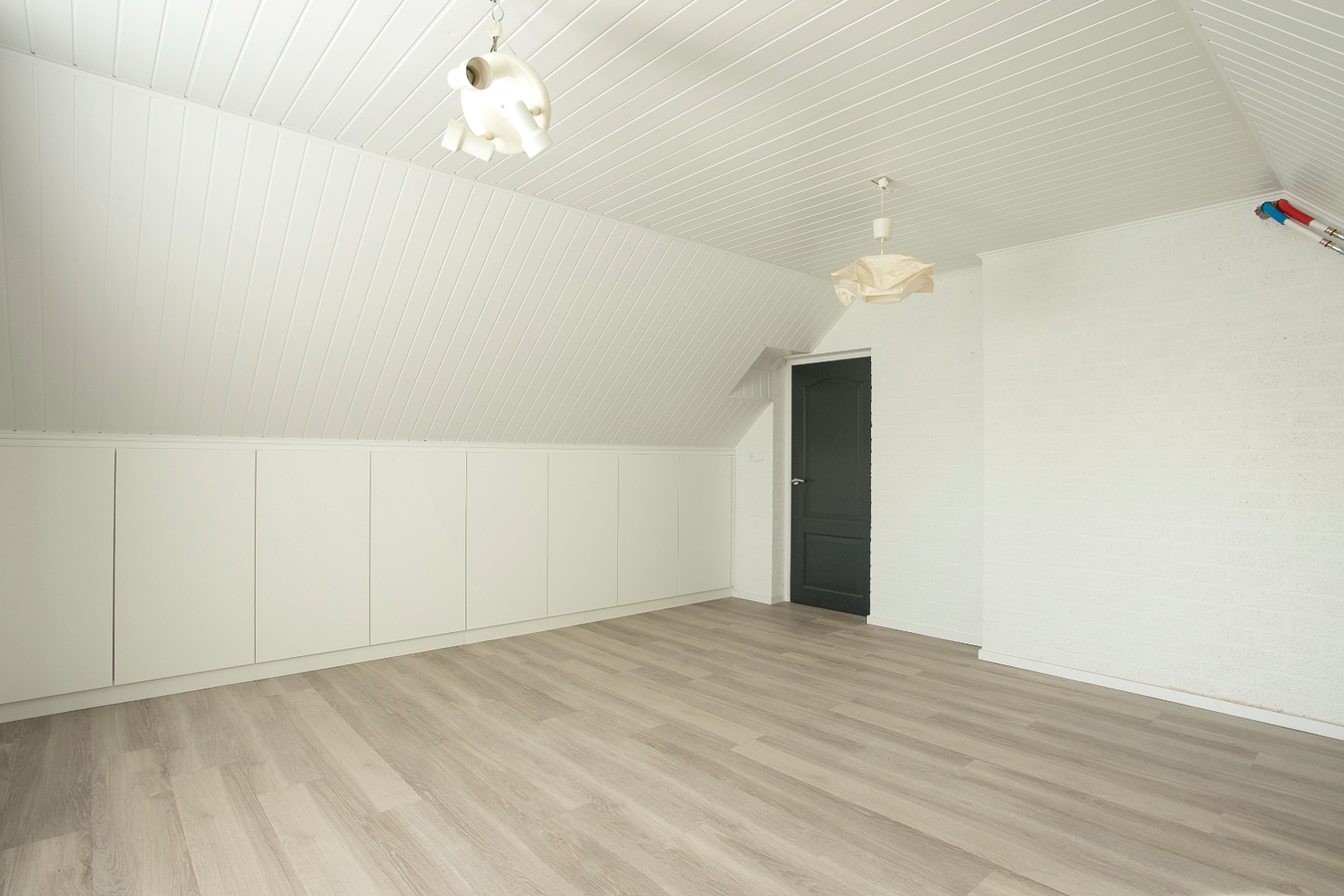 Deze vrijstaande woning met bedrijfsgebouwen staat tegen het bedrijventerrein van Reusel. 