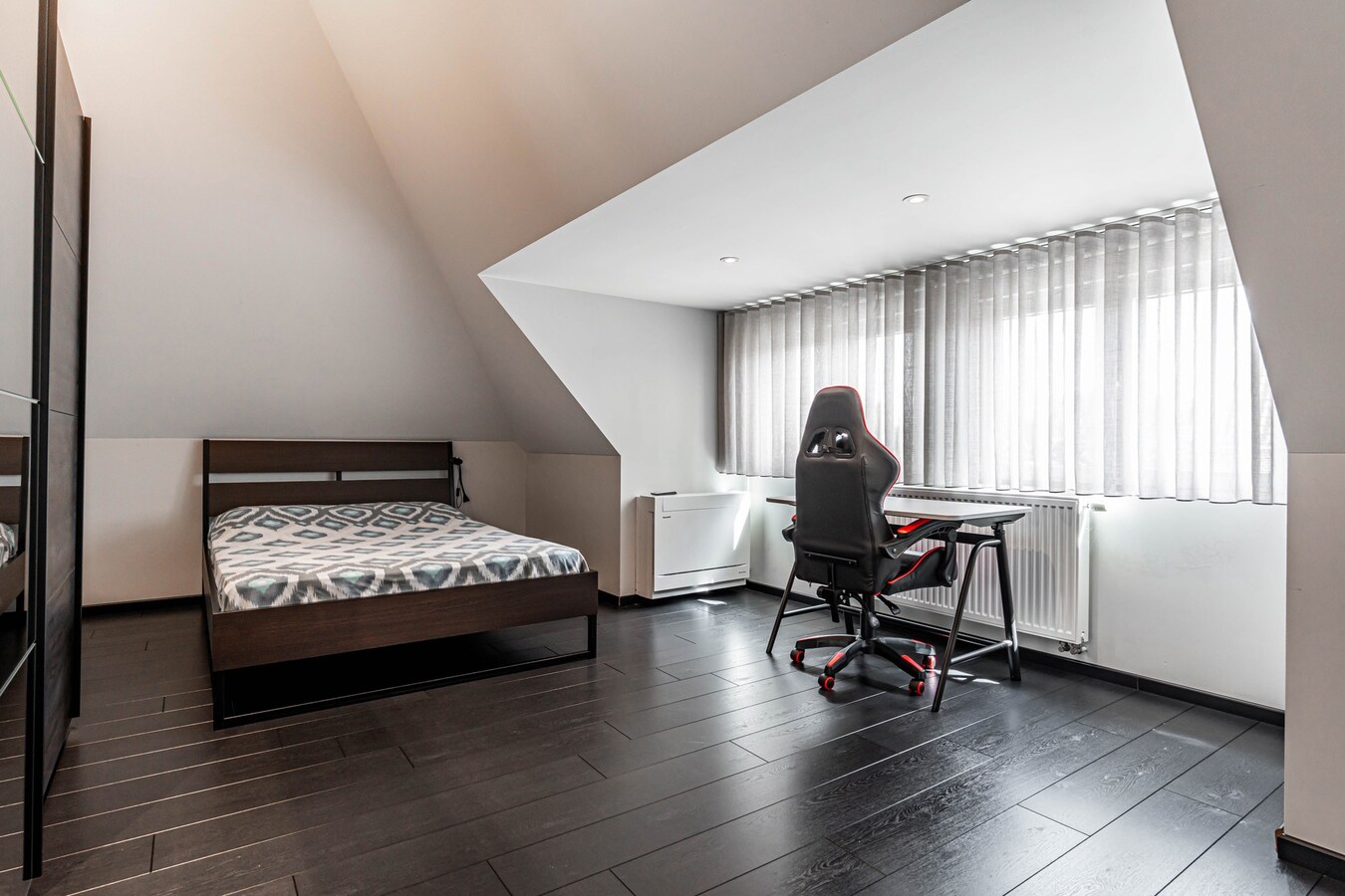 Commercieel gelegen woning met magazijn en parking 