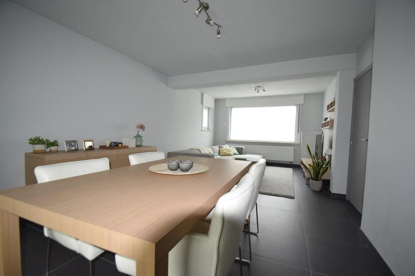 Volledig vernieuwde energiezuinige woning met garage en tuin te Roeselare 