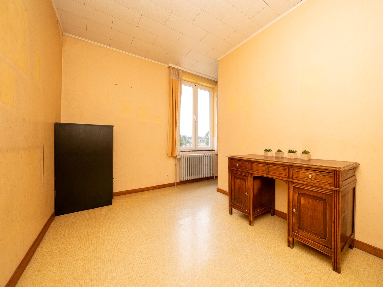 Ruime woning met 5 kamers (mogelijk) en open zicht 