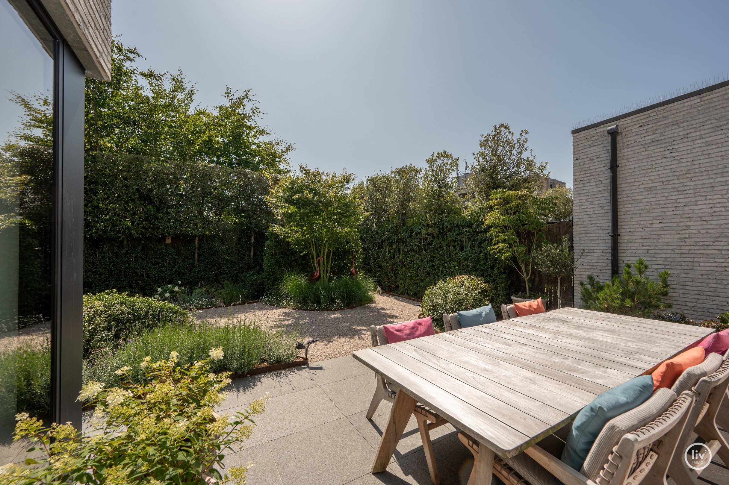 Magnifique villa jumelée très récente avec beaucoup de lumière, idéalement située en bordure du Zoute. 
