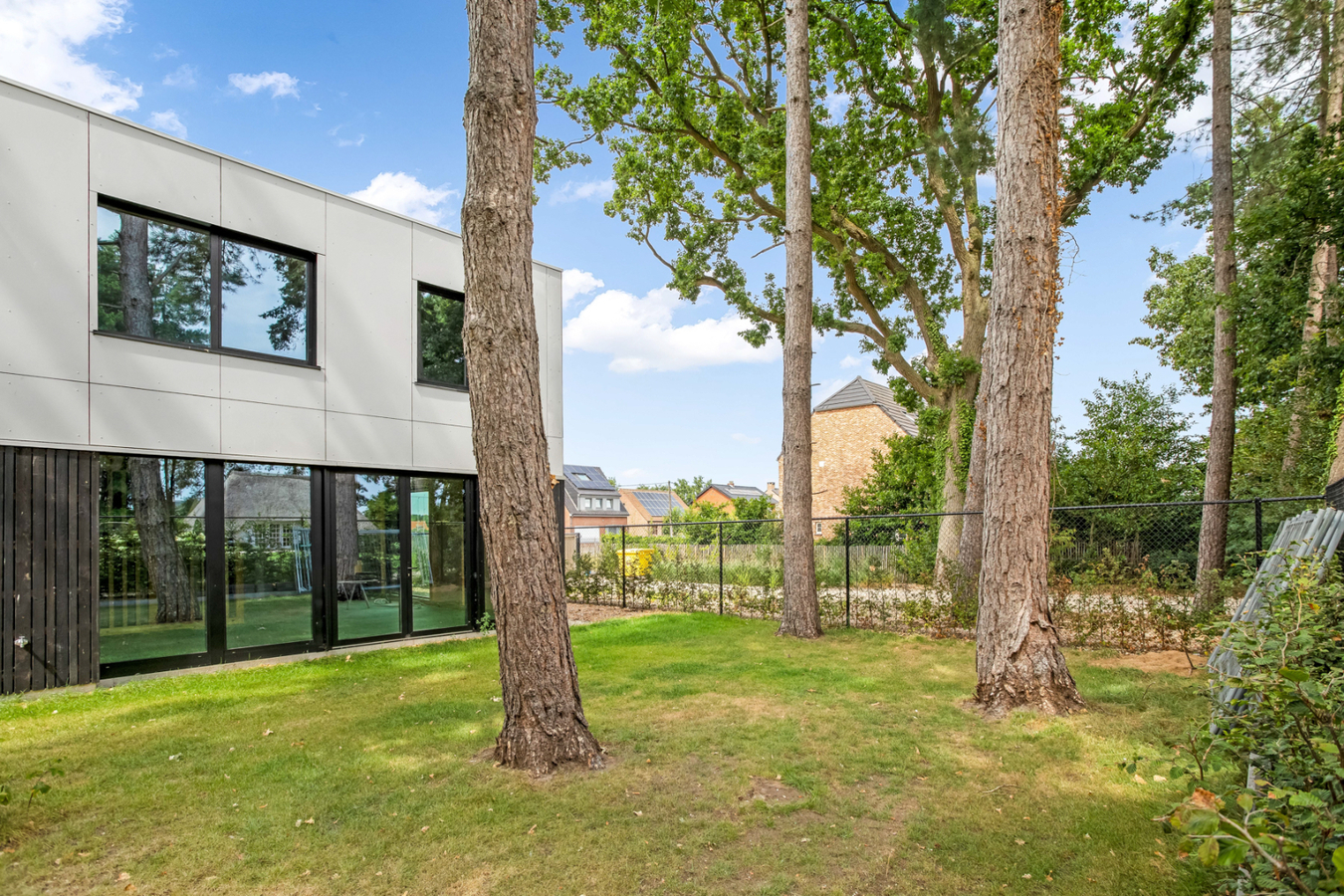 Verkaveling "De Bleeken" omvat 5 moderne BEN-woningen waarvan 4 half-open bebouwingen en 1 open bebouwing. 