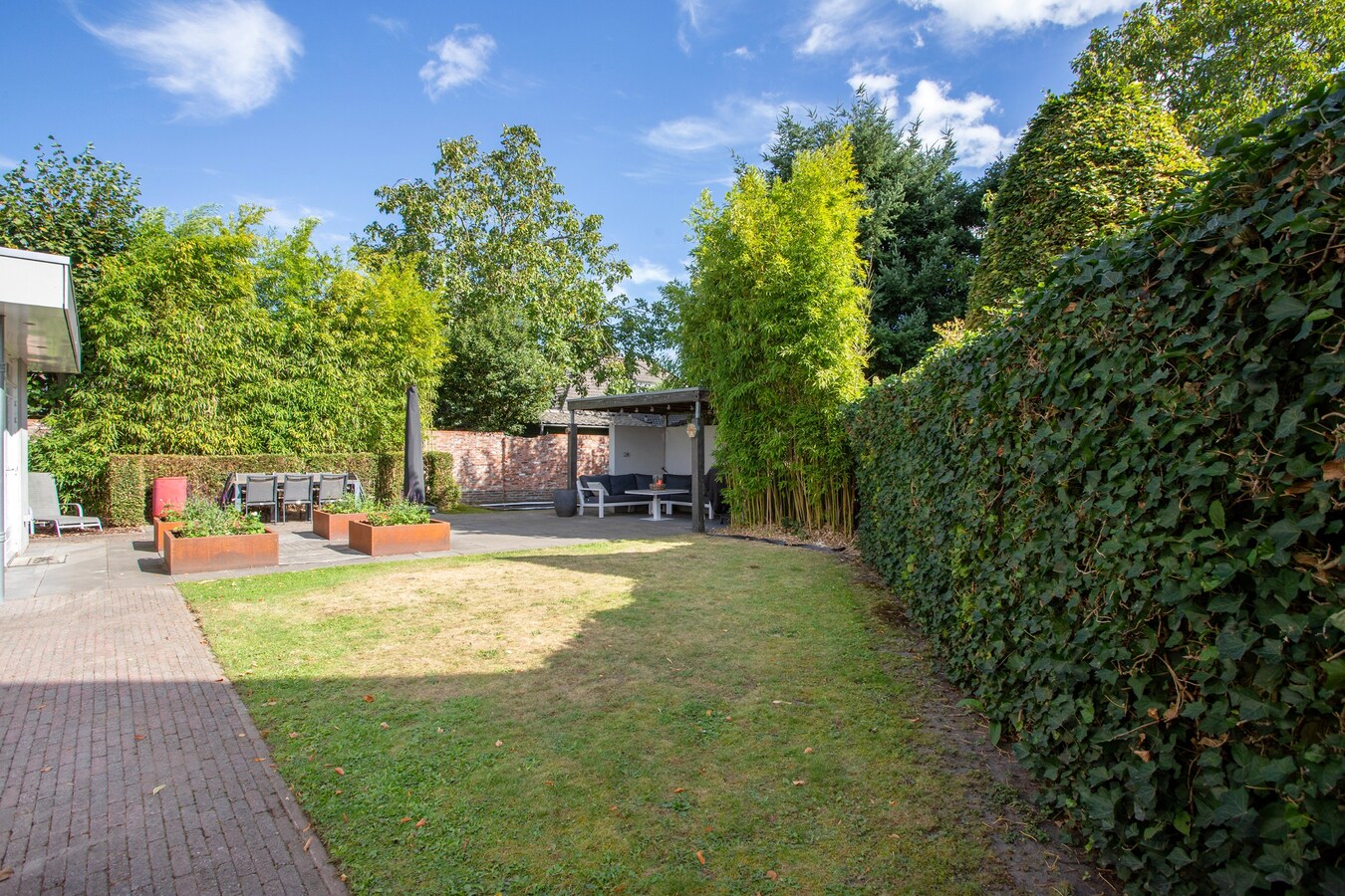 Vrijstaande woning met carport en garage gelegen op een perceel van 437 m2. 