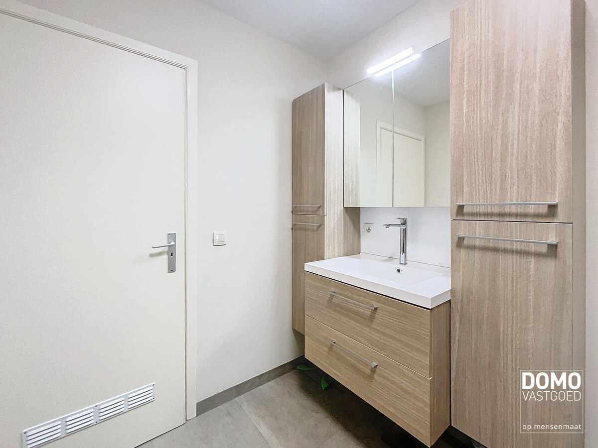 GEZELLIG, GERENOVEERD TWEE SLAAPKAMERAPPARTEMENT MET TUIN EN GARAGE TE HASSELT 