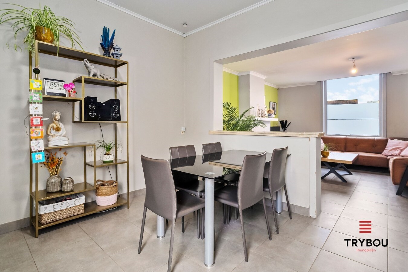 Uiterst ruime woning op het 'Stationsplein' in Merkem 