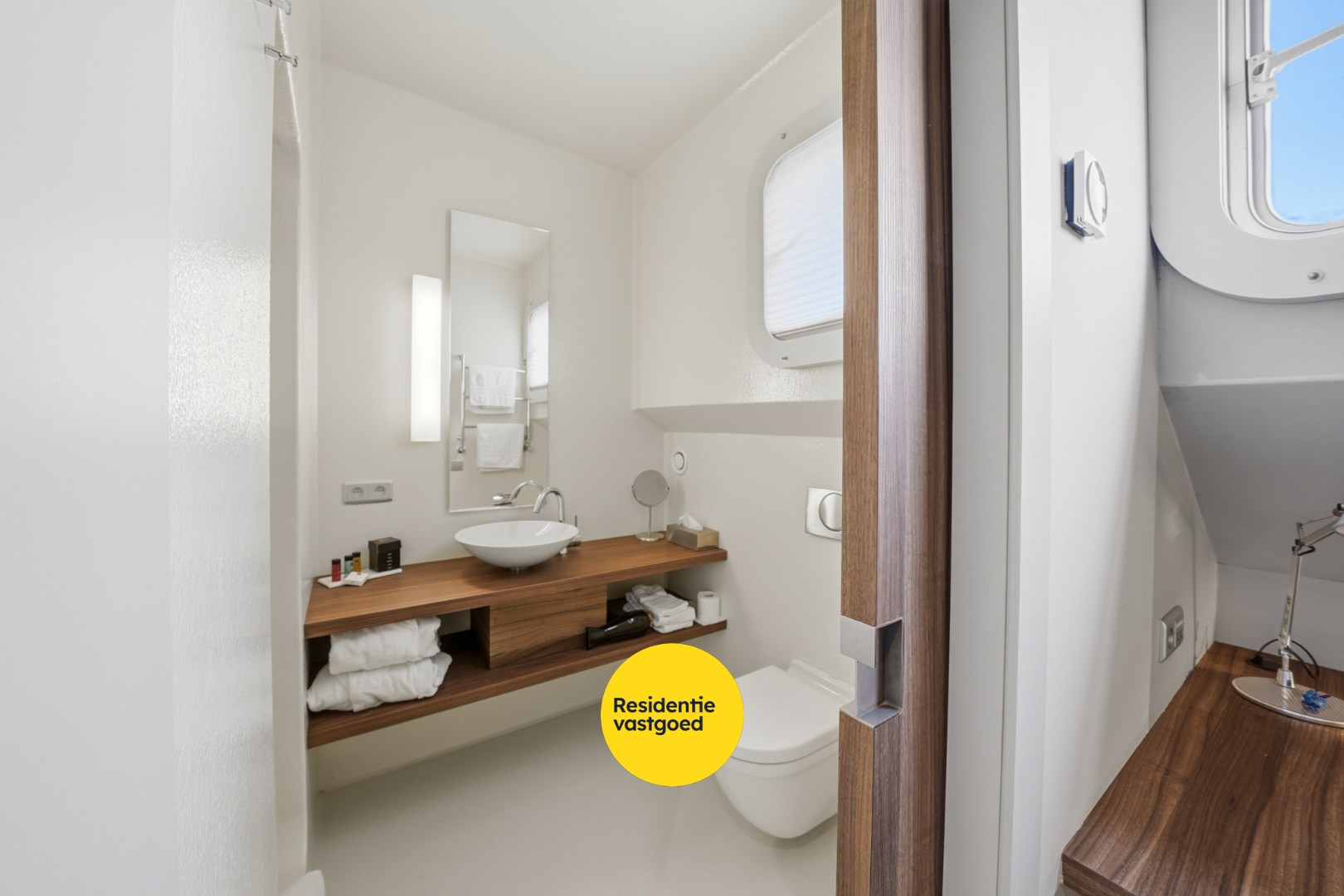 Unieke woonboot met B&amp;B en vergunde ligplaats in Plassendale 