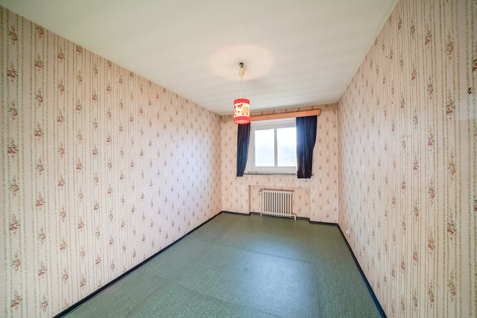 Statige villa uit de jaren ‘65 met zuidgerichte tuin in hartje Oudenburg. 