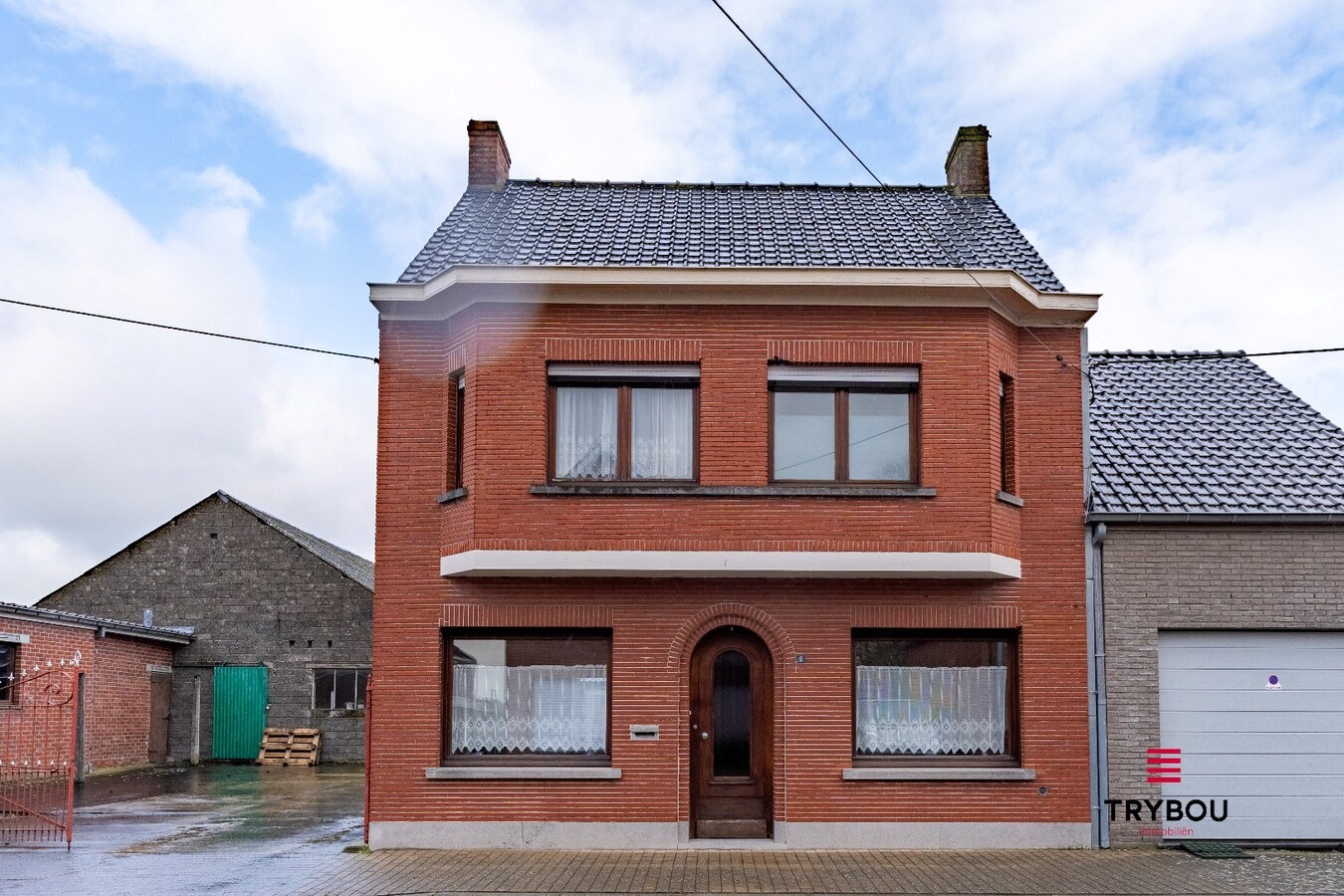 Ruime woning met loods en 4 garages – tal van mogelijkheden! 