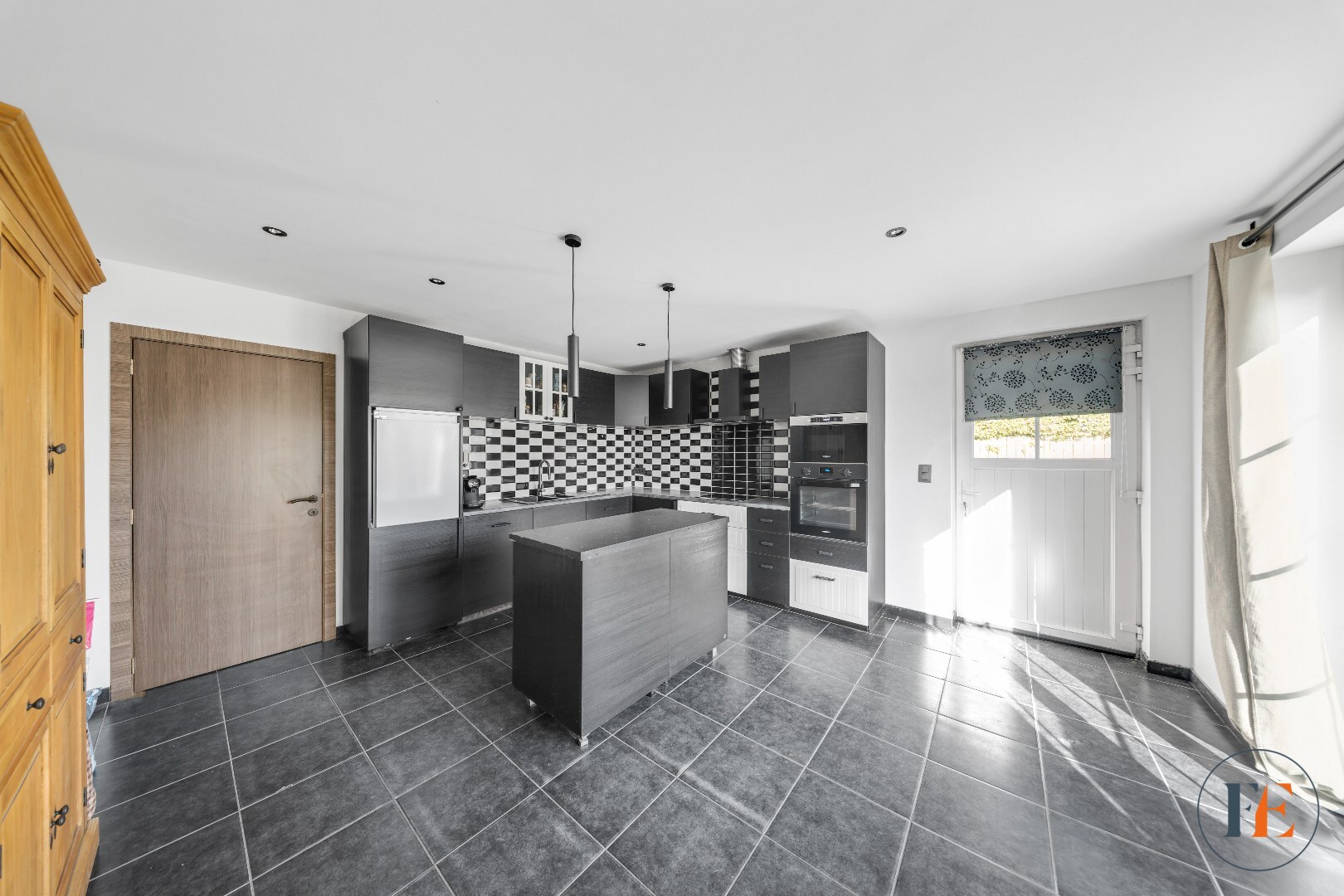 Ruime halfopen gezinswoning met 3 slaapkamers, en mogelijke co-housing 