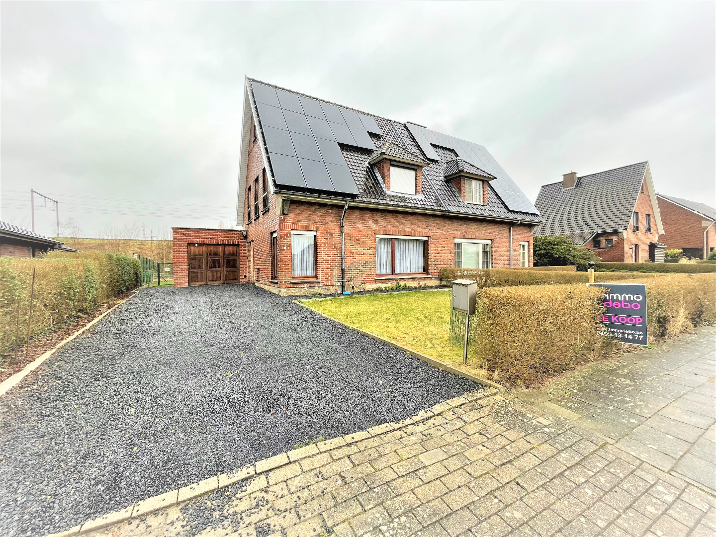 Statige halfopen woning met 3 slaapkamers en garage 