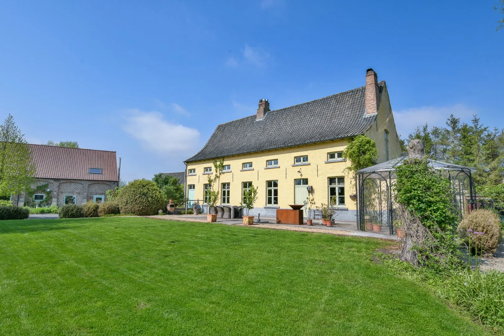 Authentieke hoeve op 20.730 m² met diverse bijgebouwen, weide en 3 paardenboxen