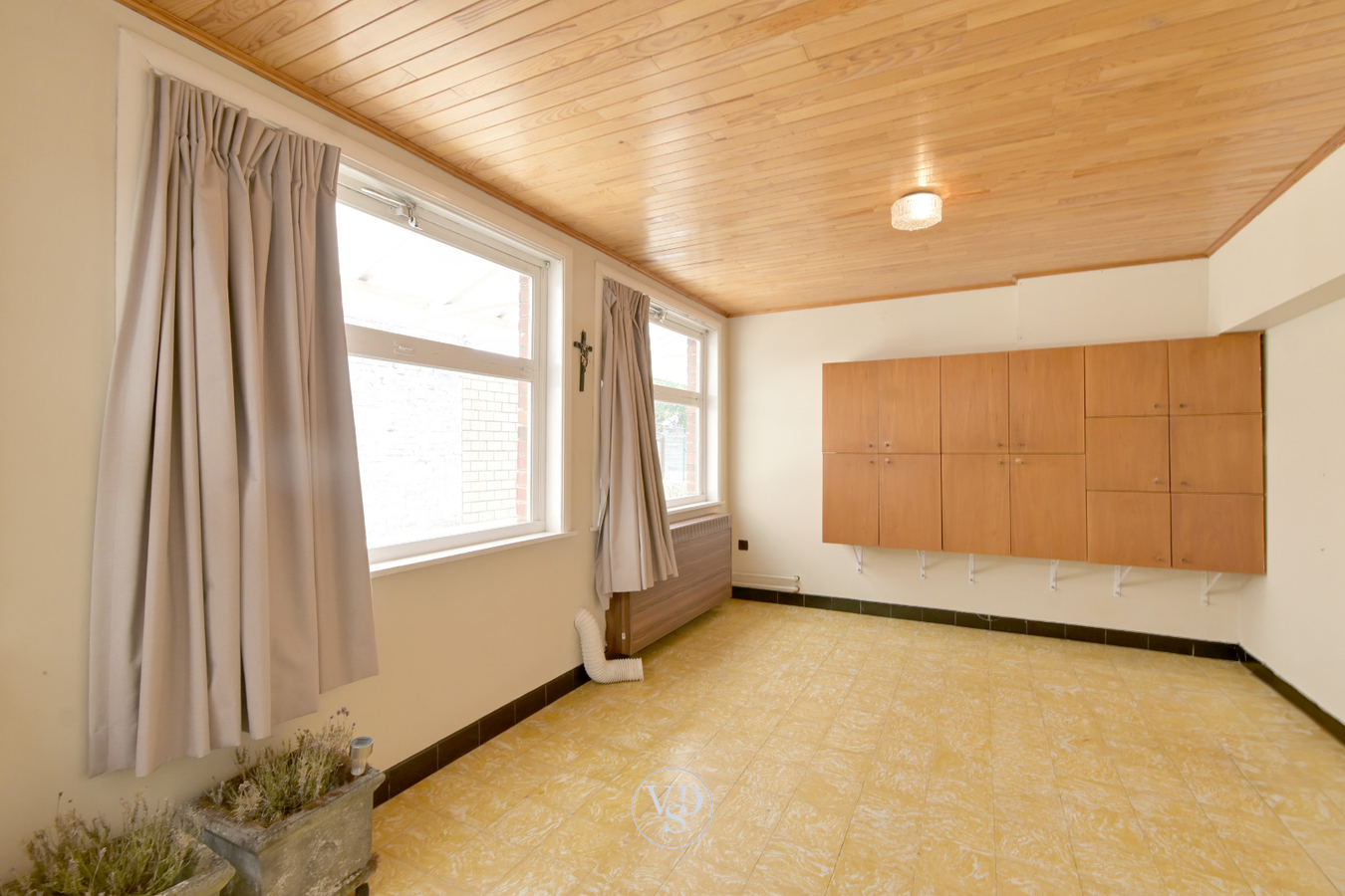 Degelijke woning met mogelijkheden, nabij centrum Zingem. 