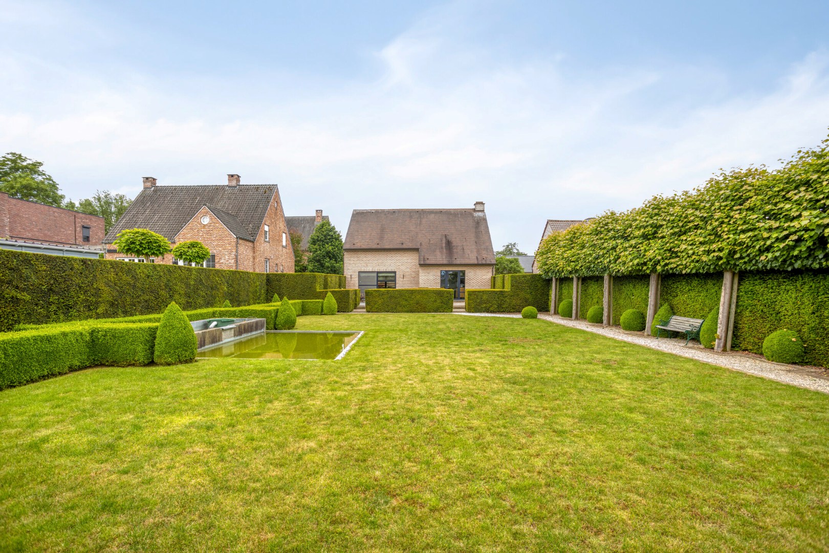 Tuin met zicht op achtergevel